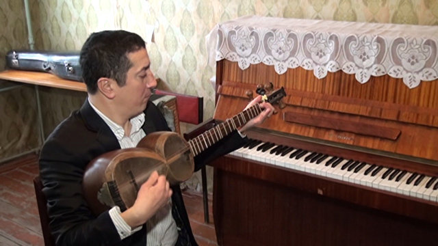 Контузия, полученная в Карабахе, не помеха виртуозному музыканту