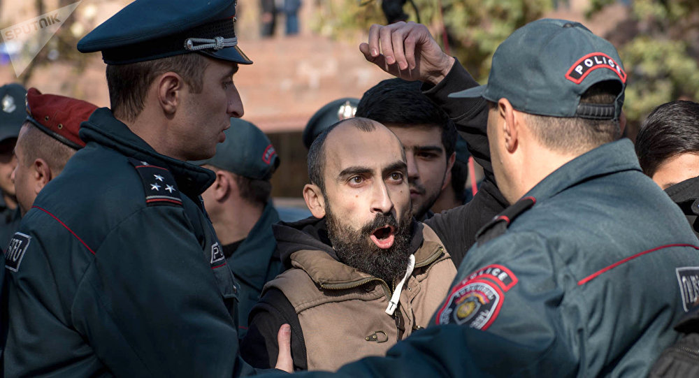 Противники Саргсяна ворвались в здание Общественного радио в Ереване