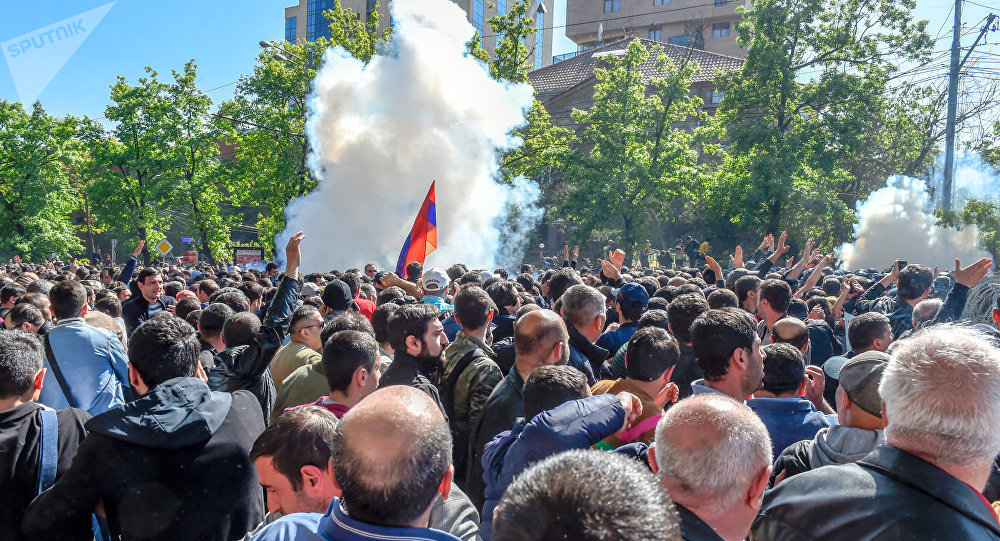 В Ереване кипят страсти: появились первые пострадавшие